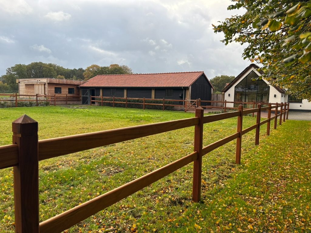 Two-rail okan horse fencing